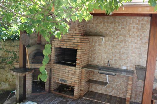 Casa com piscina aquecida e com grande área verde.
