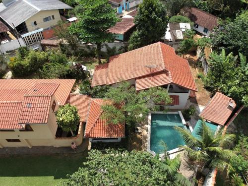 Casa com piscina aquecida e com grande área verde.