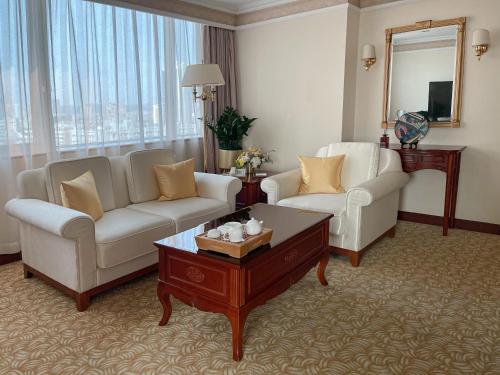 298605643 China Mayors Plaza - Free shuttle between hotel and Exhibition Center & Exhibitor registration Counter during Canton Fair
