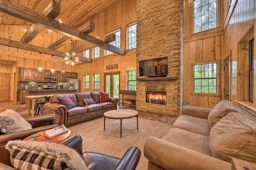 Broken Bow Retreat with Hot Tub about 4 Mi to Lake! in Stephens Gap, Vereinigte Staaten von Amerika