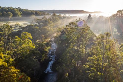 A környék, Moffat Falls Cottage overlooking waterfalls and mountains in Ebor