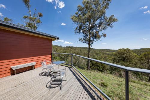 Moffat Falls Cottage overlooking waterfalls and mountains