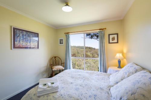 Moffat Falls Cottage overlooking waterfalls and mountains in Ebor