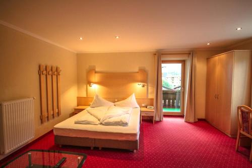 1 queen bed, 1 twin bed