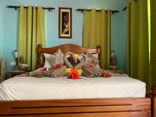 La Digue Island Bungalow - Tap to explore photos