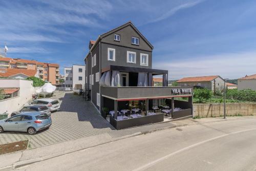 Vila White - image 4