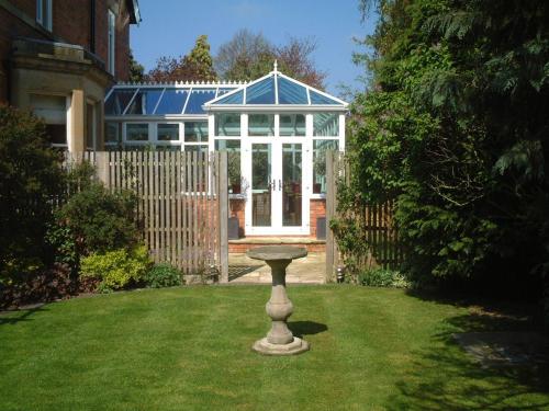 Treherne House & The Malvern Retreat - image 9
