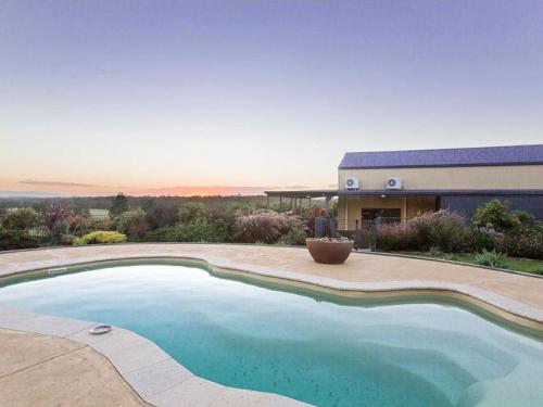 . Kelman Cottage with pool and beautiful native wildlife