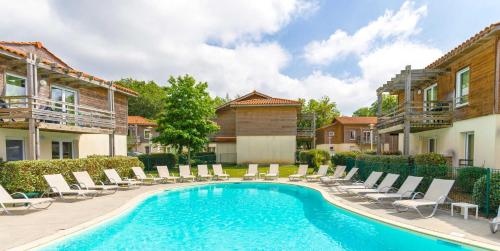 F2 avec cabine et piscine au bord du lac d 'Aureilhan,proche de Mimizan plage - Location saisonnière - Aureilhan