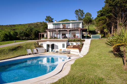 ALTIDO Unique Villa with Pool, Terrace and Tennis Court gîte à louer Biscaia