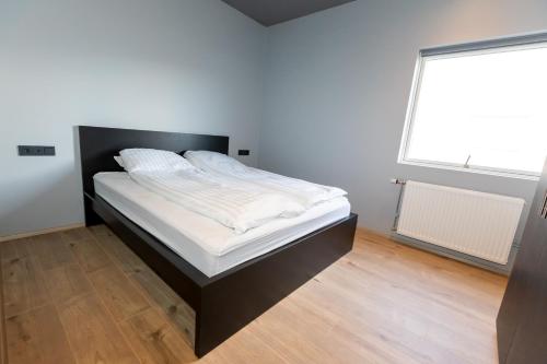Akureyri Lux Apartments with hot tub access 5