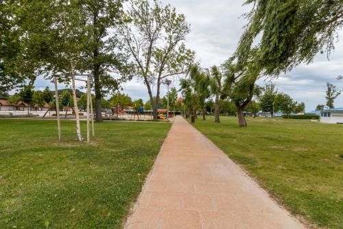 Fonyód Beach Apartment - image 7