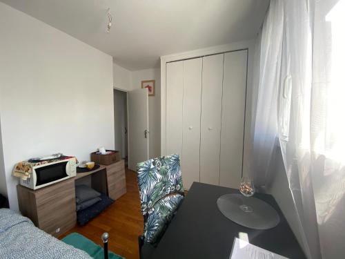 Bedroom in a house/ Chambre dans une Maison