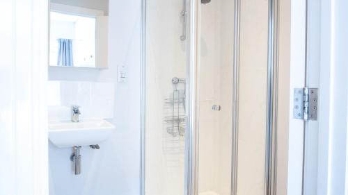 Modern Apartment with FREE Parking and WiFi