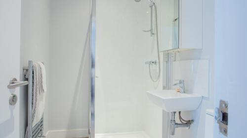 Modern Apartment with FREE Parking and WiFi