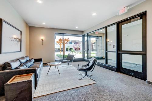 New Luxury Loft #204 Near Resort Huge Hot Tub & Views - FREE Activities & Equipment Rentals Daily - image 2