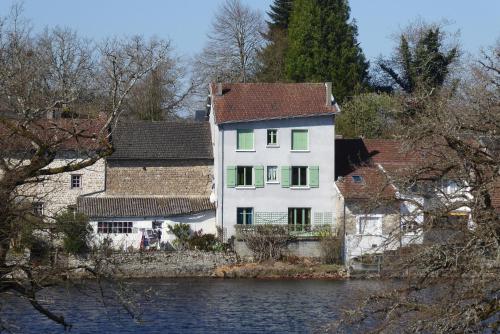 B&B Peyrat-le-Château - Chambres d'Hôtes L'Hirondelle du Lac - Bed and Breakfast Peyrat-le-Château