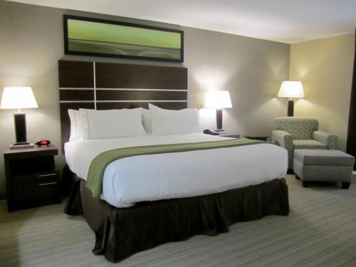 Holiday Inn Express Golden-Kicking Horse, an IHG Hotel