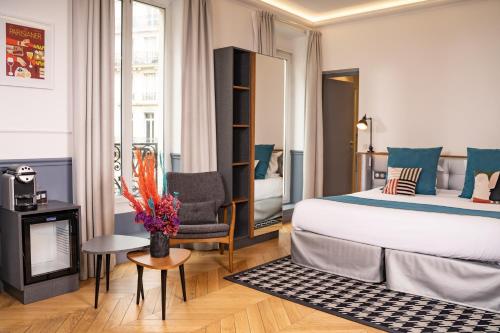 a spacious room in Paris