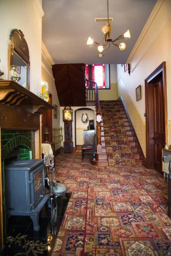 ห้องน้ำ, ทาลี เอย์เออร์ (Tali Ayer) in เนิร์น