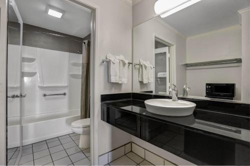 Motel 6-Lodi, CA Motel 6 Lodi is a popular choice amongst travelers in Lodi (CA), whether exploring or just passing through. The property features a wide range of facilities to make your stay a pleasant experience. 24