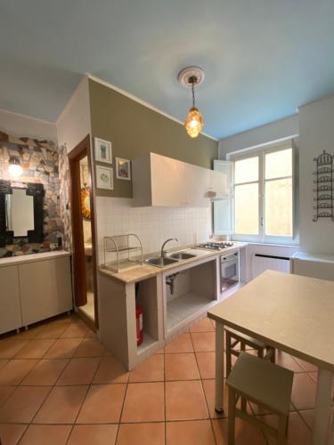 Kitchen, Hotel Europeo and Flowers near La Neapolis Sotterrata - Complesso Monumentale San Lorenzo Maggiore