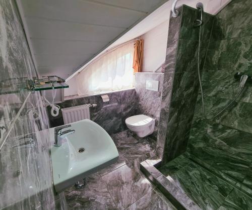 ห้องน้ำ, Regina Apartman Hegyko in เฮกกีโค่