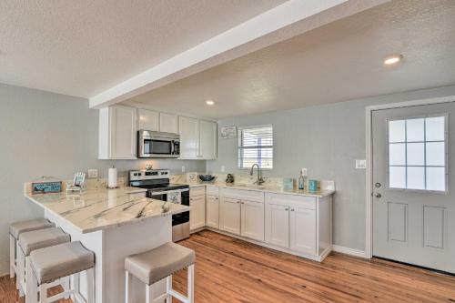 Bright and Breezy Home 4 Blocks from the Beach!