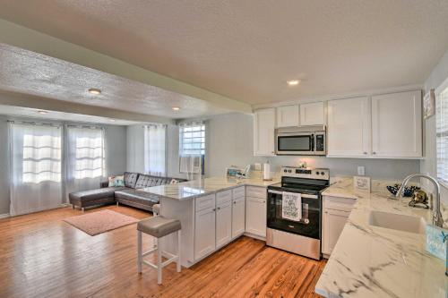 Bright and Breezy Home 4 Blocks from the Beach!