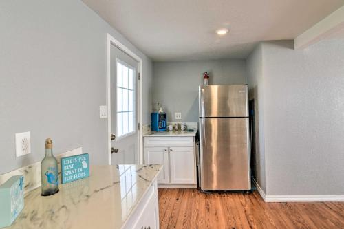 Bright and Breezy Home 4 Blocks from the Beach!