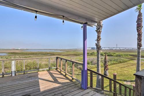 Bright and Breezy Home 4 Blocks from the Beach!