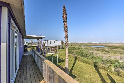 Bright and Breezy Home 4 Blocks from the Beach!