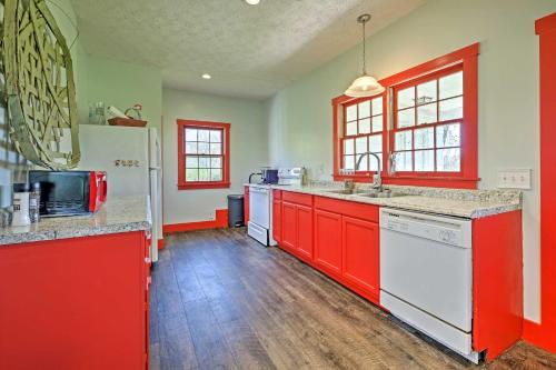 Renovated KY Farmhouse Retreat with Pasture Views! in Wallingford, USA