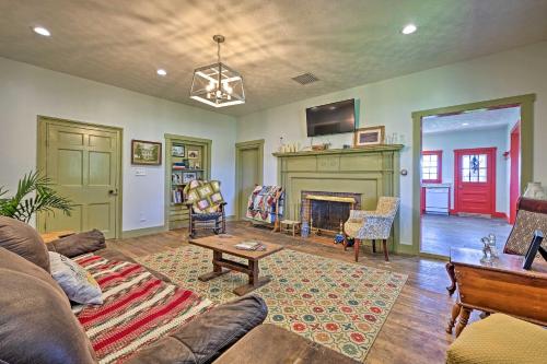 Renovated KY Farmhouse Retreat with Pasture Views! in Wallingford, USA
