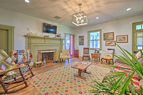 Renovated KY Farmhouse Retreat w/ Pasture Views!