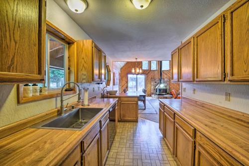 Airy Alpine Cabin with Deck 5 Mi to Donner Lake - image 3