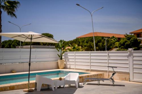 Double Room with Pool View image 10