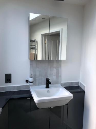 Self contained ensuite double bedroom with own entrance FREE OFF STREET PARKING 5