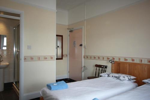 Dolphins Hotel Room Type - Twin Room