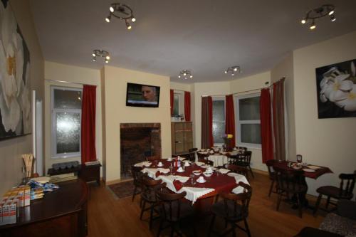 Ресторант, Dolphins Hotel in Боурмут