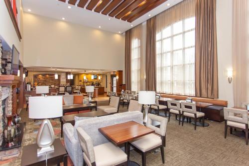 스테이브리지 스위트 볼링 그린 바이 IHG - 레스토랑