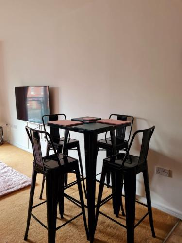 Emerald Blossom-Central Warrington, Luxurious Yet Homely, WiFi, Secure Parking