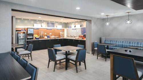 Food and beverages, Holiday Inn Express Lompoc in Lompoc (CA)