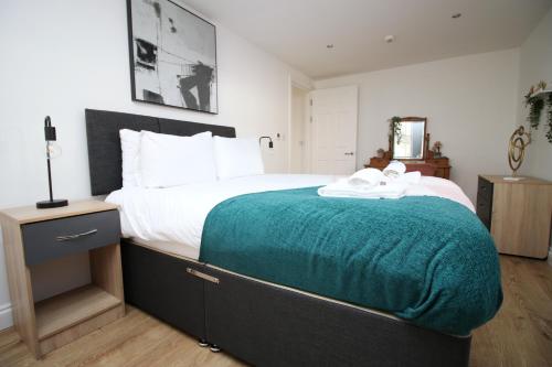 246 Court Yard, Apartment 1 by BookingsUK with Private Parking