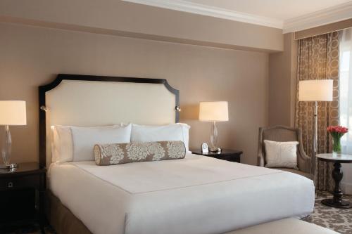 Signature King room with Skyline View  image 2