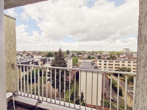 Balcony/terrace, Suite Athena - Melun gare RER - Studio avec Balcon et parking in Melun