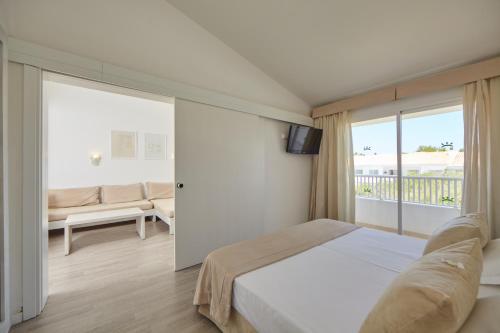 Prinsotel La Caleta Ideally located in the prime touristic area of Cala Santandria, Prinsotel La Caleta Apartamentos promises a relaxing and wonderful visit. The hotel offers guests a range of services and amenities desi