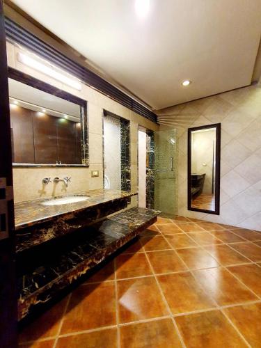 Luxurious Boutique One Bed Apartment In Bahria Town - image 11