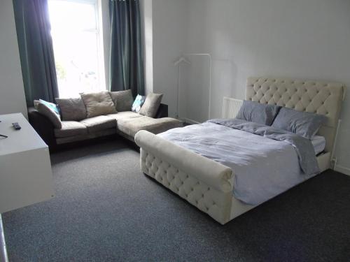 Great 2-Bed Apartment in Manchester next to trams - image 8