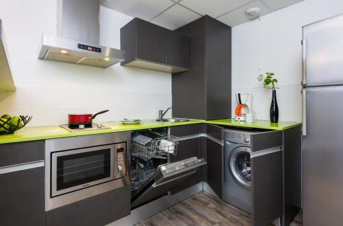 Kitchen, Teneo Apparthotel Talence - Arthena in Talence